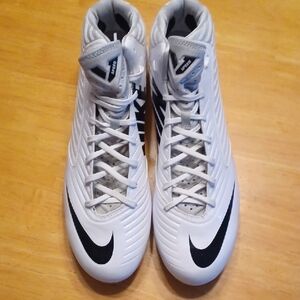 Nike White and Black Baseball/Softball Cleats Size 16 NWOT